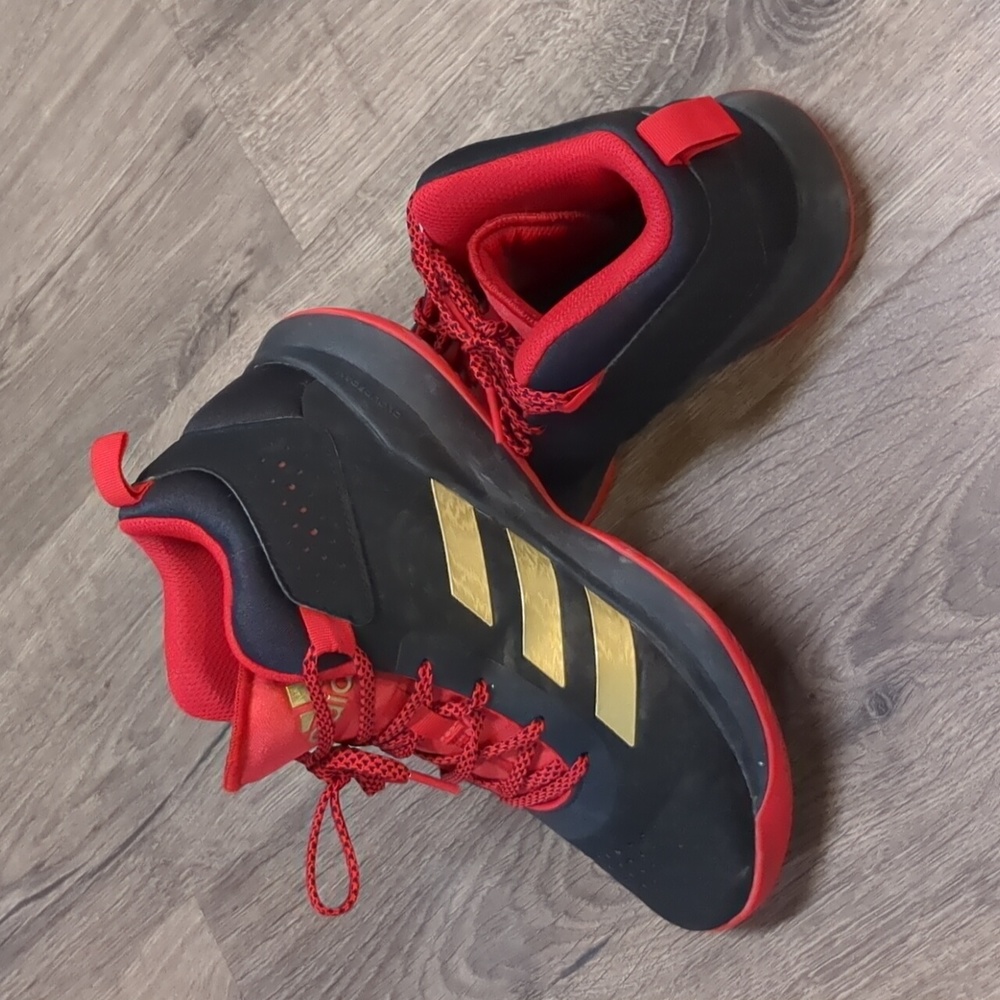 Boys Adidas sneakers. EUC